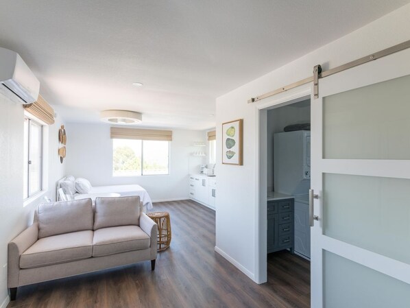 Interior - Mt Helix Studio Loft with Mountain Views (El)