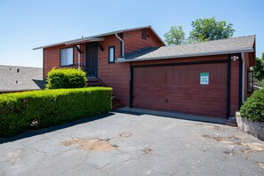 Exterior - Mt Helix Studio Loft with Mountain Views (El)