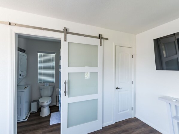 A bathroom with a toilet, a cabinet, and a window with blinds. - Mt Helix Studio Loft with Mountain Views (El)