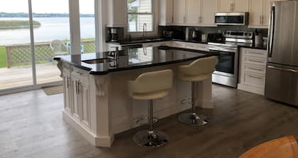 Kawartha Lake, Sturgeon Lakefront Cottage Sleeps 8+