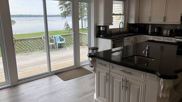 Kylskåp, mikrovågsugn, ugn och spishäll