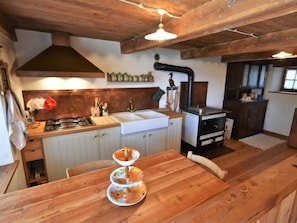 Réfrigérateur, micro-ondes, batterie de cuisine, vaisselle et ustensiles