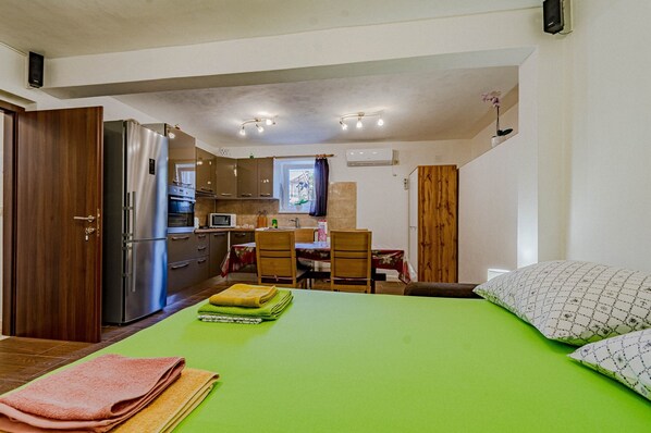 1 chambre, fer et planche à repasser, Wi-Fi, literie fournie