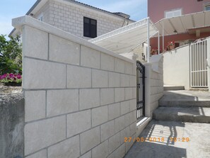 Exterior detail - A2-apartment 50m from the beach with the sea view (Korcula)