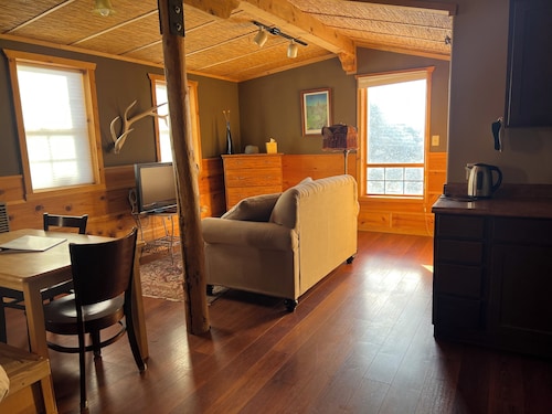 Mountain Getaway Retreat - Cozy & Quiet Loft Apartment