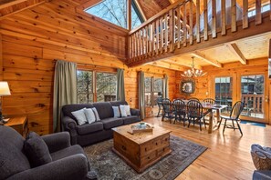 Smart TV, caminetto, videogiochi, lettore DVD