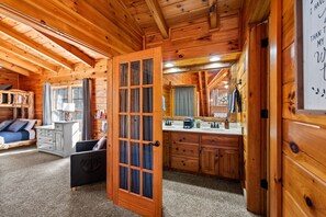 3 Schlafzimmer, Schreibtisch, Bügeleisen/Bügelbrett, Reisekinderbett