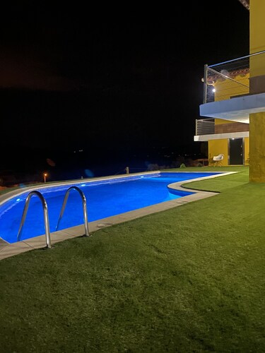 4 Bed Villa - Sleeps 9- Pool - Garden - Parking