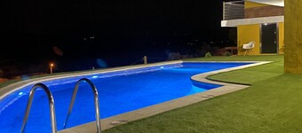4 Bed Villa - Sleeps 9- Pool - Garden - Parking
