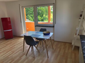 Dining - Apartment "Haus Schwarzwaldblick" with Mountain View, Wi-Fi & Balcony (Achern)