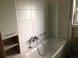 Badewanne, Haartrockner, Handtücher