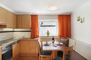 Fridge, microwave, oven, stovetop - Apartment "Bergglück" with Mountain View, Wi-Fi & Balcony (See)