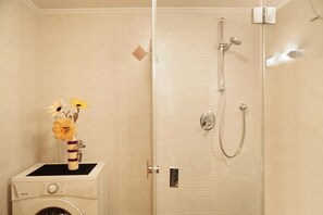 Shower, hair dryer, towels - Apartment "Bergglück" with Mountain View, Wi-Fi & Balcony (See)