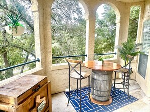 Outdoor dining - Peaceful Getaway at Island of Lake Travis- Beautifully decorated- Huge patio! (Lago Vista)