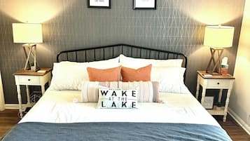 1 habitación, escritorio, tabla de planchar con plancha y cuna de viaje