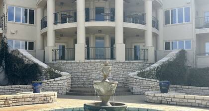 Peaceful Getaway at Island of Lake Travis- Beautifully decorated- Huge patio!