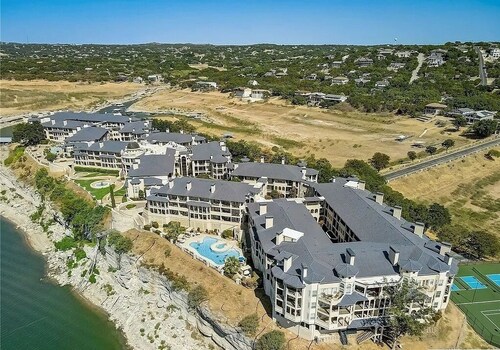 Peaceful Getaway at Island of Lake Travis- Beautifully decorated- Huge patio!