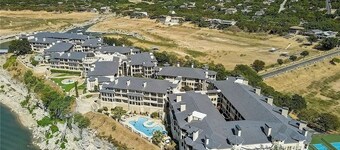 Peaceful Getaway at Island of Lake Travis- Beautifully decorated- Huge patio!