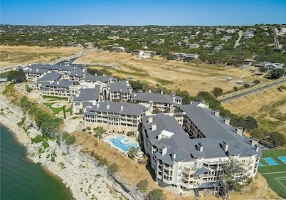 Peaceful Getaway at Island of Lake Travis- Beautifully decorated- Huge patio!
