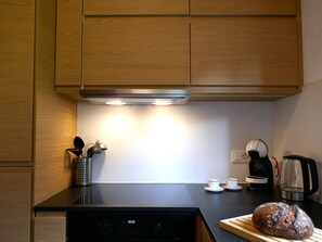 Kühlschrank, Ofen, Geschirrspüler, Kochgeschirr/Geschirr/Besteck