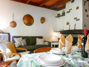 Televisión y chimenea 