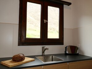 Refrigerador, horno, lavavajillas y utensilios de cocina 