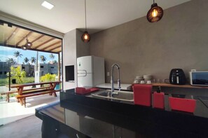 Geladeira, micro-ondas, fogão, cooktop