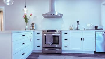 冰箱、微波炉、烤箱、炉灶