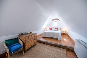 บ้านพัก (3 Bedrooms) | 3 ห้องนอน, พื้นที่ทำงานแบบใช้แล็ปท็อป, เตารีด/โต๊ะรีดผ้า, ผ้าปูที่นอน