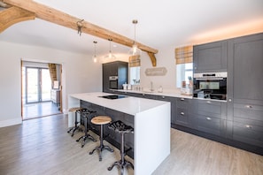 House (3 Bedrooms) | Private kitchen | Microwave, oven, stovetop, dishwasher - Chapel Cottage, Pond Hall Farm, Hadleigh (Ipswich)