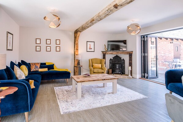 Casa (3 Bedrooms) | Sala de estar | Una televisión, una chimenea