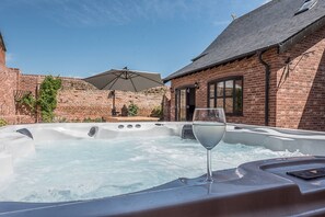Outdoor spa tub - Chapel Cottage, Pond Hall Farm, Hadleigh (Ipswich)