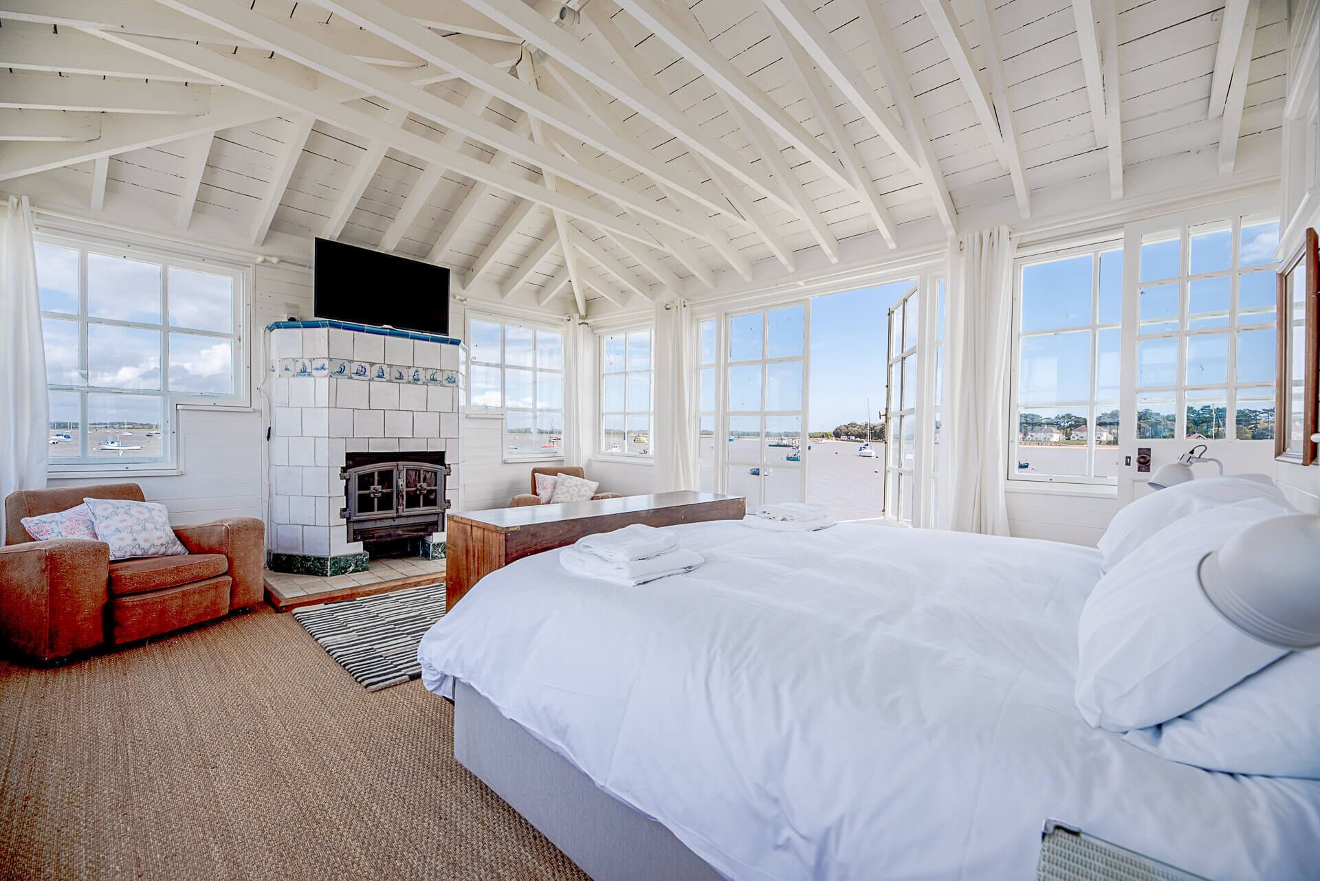 4 bedrooms, laptop workspace, bed sheets