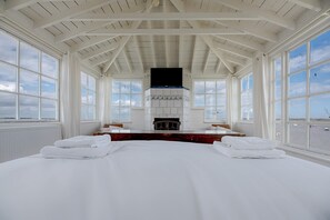 4 bedrooms, laptop workspace, bed sheets - The Boathouse, Felixstowe Ferry (Felixstowe)