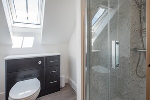 Bathroom - Geoff's Rest, Pond Hall Farm, Hadleigh (Ipswich)