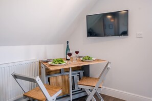 Dining - Geoff's Rest, Pond Hall Farm, Hadleigh (Ipswich)