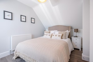 1 habitación, espacio para trabajar con laptop y ropa de cama 
