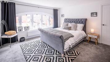 Rumah (2 Bedrooms) | 2 kamar tidur, ruang kerja ramah laptop, dan setrika/meja setrika