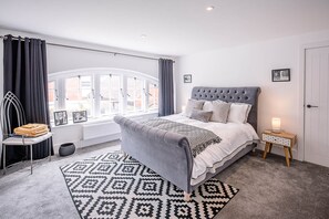 Rumah (2 Bedrooms) | 2 kamar tidur, ruang kerja ramah laptop, dan setrika/meja setrika