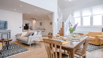 House (2 Bedrooms) | Living room | TV