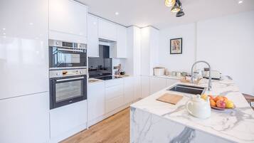 Rumah (2 Bedrooms) | Dapur pribadi | Microwave, oven, kompor, dan mesin pencuci piring