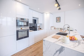 Rumah (2 Bedrooms) | Dapur pribadi | Microwave, oven, kompor, dan mesin pencuci piring