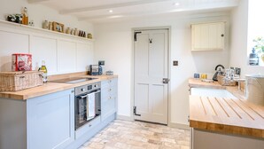 Oven, stovetop, dishwasher, toaster - The Wash House, Middleton (Saxmundham)