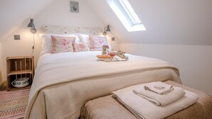 1 bedroom, laptop workspace, bed sheets - The Wash House, Middleton (Saxmundham)