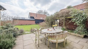 Outdoor dining - The Farmhouse, Boundary Farm, Framlingham (Woodbridge)