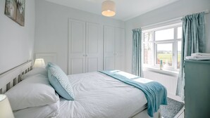 4 bedrooms, Egyptian cotton sheets, laptop workspace, iron/ironing board - The Farmhouse, Boundary Farm, Framlingham (Woodbridge)