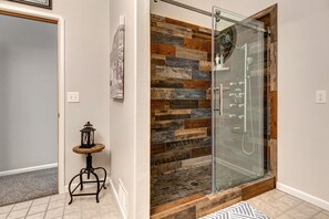 Duschwanne, Haartrockner, Handtücher