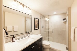 Combined shower/bathtub, hair dryer, towels