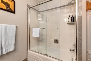 Combined shower/bathtub, hair dryer, towels