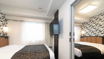 Cubrecamas, escritorio, cortinas blackout y wifi gratis